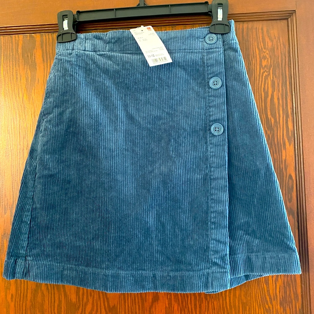 Uniqlo Girls corduroy skort. Size 11/12. Waist size=22.5-24.5. Brand new.